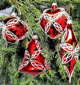 Julekugler i rød blank med guld og grøn dekoration